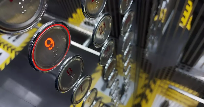 Астанада 11 адам лифт ішінде қамалып қалды