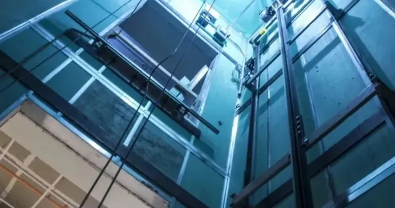 Астанада бұзылған жеделсаты ішінде қалып кеткен 11 адам құтқарылды