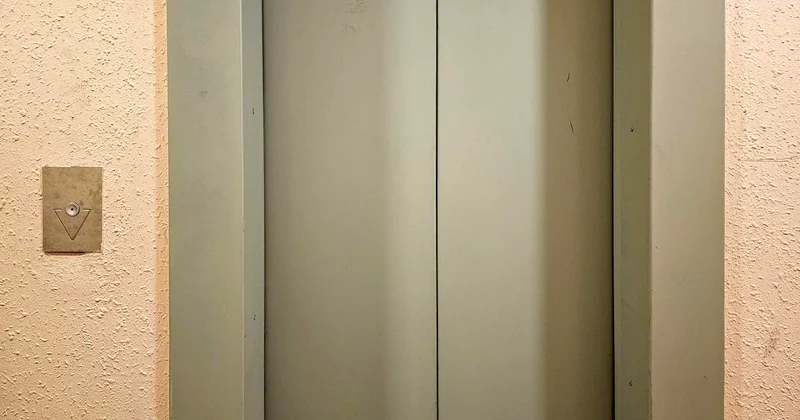 Заблокированы 11 человек, в том числе 5 детей : ЧП произошло в лифте многоэтажки в Астане