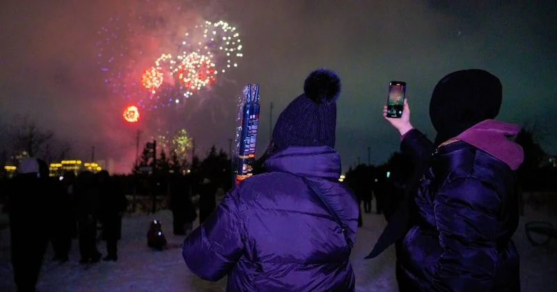 Тысячи залпов: каким был новогодний салют в городах Казахстана (фото, видео)