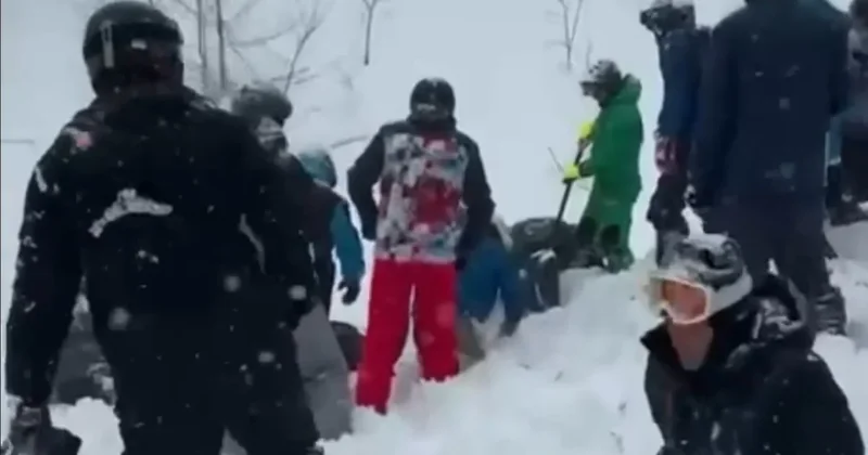 Откапывали туристы: снежная лавина накрыла 10 летнюю девочку и ее отца в Сочи