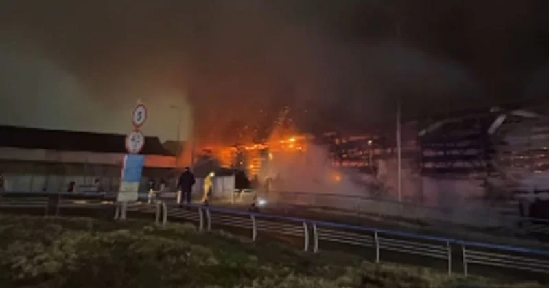 Ресторан загорелся в одном из городов Казахстана в новогоднюю ночь: эвакуировали 100 человек (видео)