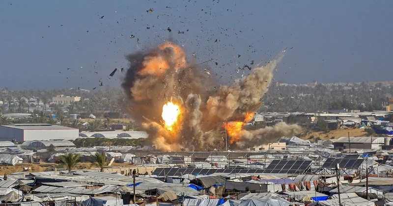 Спасательные службы: не менее 32 палестинцев погибли от израильских авиаударов в секторе Газа