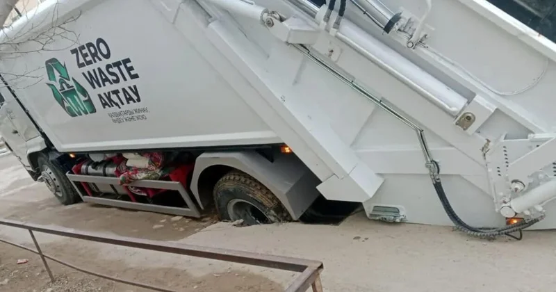 В Актау новый мусоровоз провалился в грунт