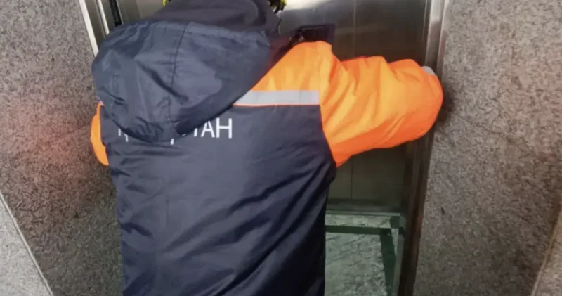 Астанада жаяу жүргіншілер көпіріндегі лифтте жасөспірім қалып қалған