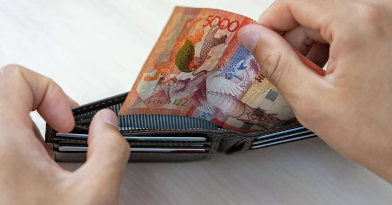 Ақтөбе облысында салық қызметкері кәсіпкерден үш миллион теңге пара сұраған