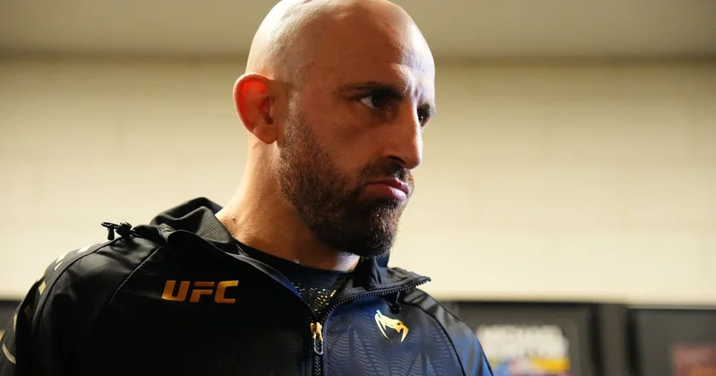 Волкановски победил Лопеса в реванше и защитил чемпионский пояс UFC