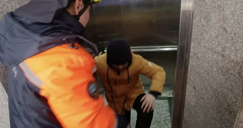 Подросток застрял в лифте на пешеходном мосту в Астане