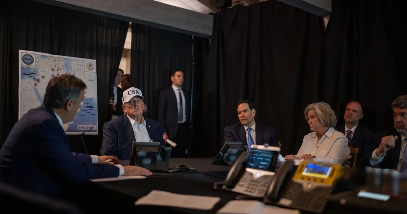 Белый дом показал фото с наблюдающим за ударами по Ирану Трампом