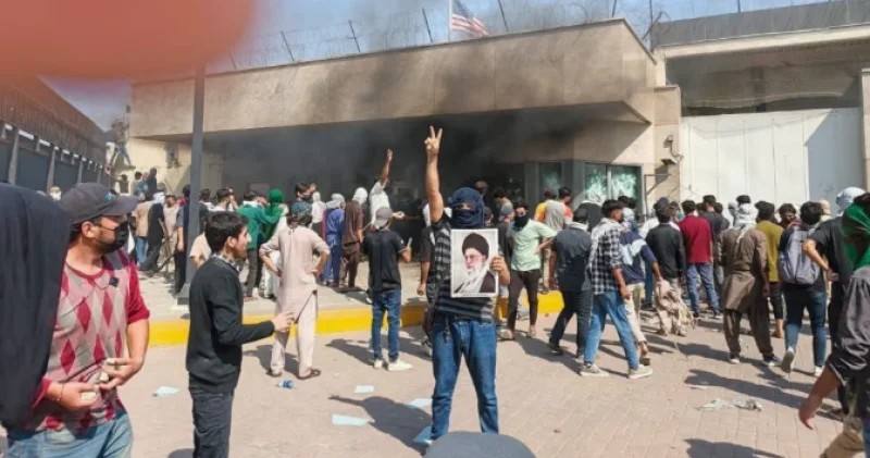 Пәкістанда таяқ пен тас ұстаған топ АҚШ консулдығына шабуыл жасады: қаза тапқандар бар