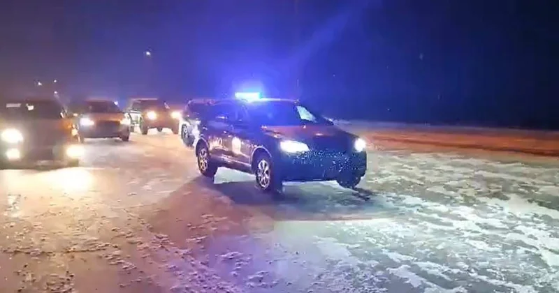 ШҚО да қыстың боранды күндерінде жолшылар 30 мыңнан астам көлікті колоннамен алып жүрді