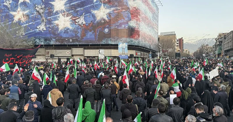 Смерть Америке и Израилю : жители Ирана вышли на протесты после убийства лидера страны (видео)