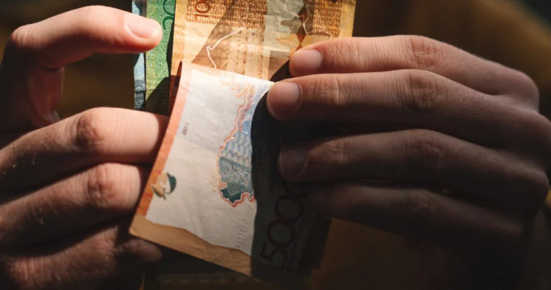 Тараздық оқушы қыз анасы мен ағасы қайтыс болғаннан кейін әкесін сотқа берді