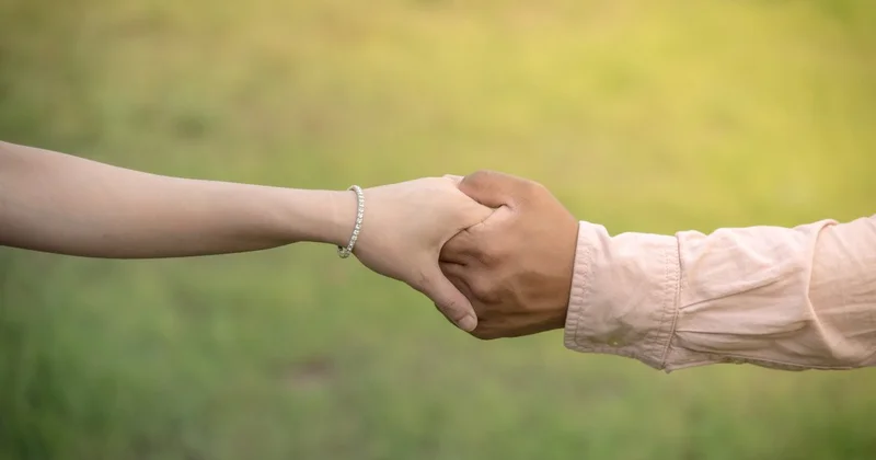 Поцелуй руки признали сексуальным нападением в Испании