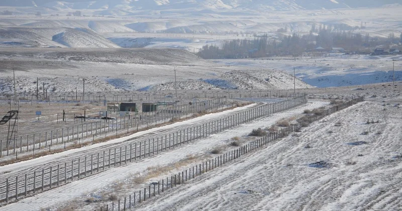 Иностранцы перелезли через забор на казахстанской границе и прятались в заброшенном здании