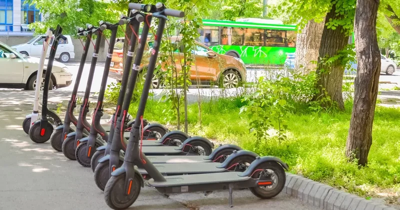 Забирать брошенные на улицах Алматы электросамокаты грозят в полиции