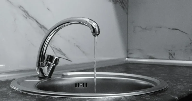 Зелёная вода из под кранов может потечь в Астане: куда об этом сообщать