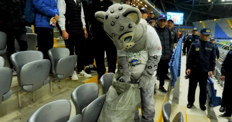 Таза Қазақстан : юные столичные футболисты убрали мусор на трибунах стадиона после матча Казахстана Коморские острова