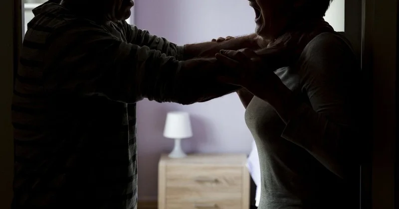 Повалил на пол и стал сдавливать шею : карагандинец напал на женщину и получил 10 лет