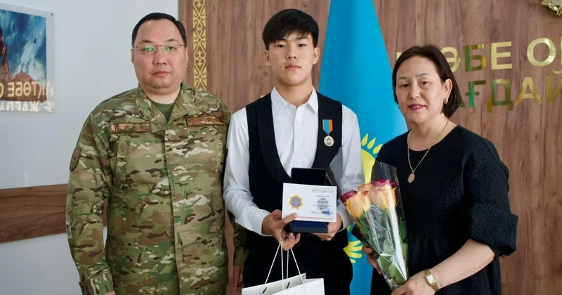 Ақтөбеде құдыққа құлаған балаға көмектескен оқушы марапатталды