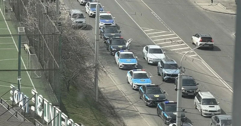 Это нам за летники в феврале : алматинцев удивило скопление патрульных авто из других регионов