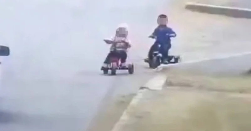 Малыши катались на велосипедах прямо по дороге в Атырауской области