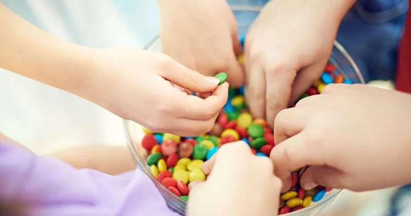 Раздавал детям конфеты с иглами: подозрительный мужчина испугал родителей в Бишкеке