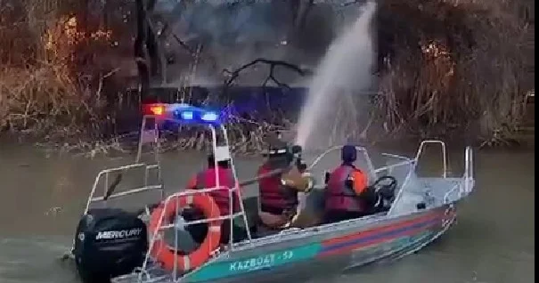 Қызылордада құрғақ шөп өртенді: Үйлер мен ғимараттарға қауіп төніп тұр