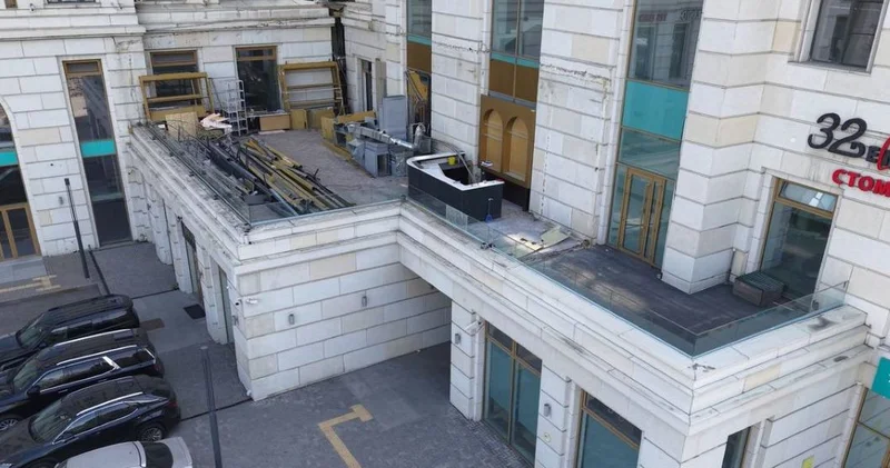 Террасу ресторана в центре Алматы демонтировали по решению суда