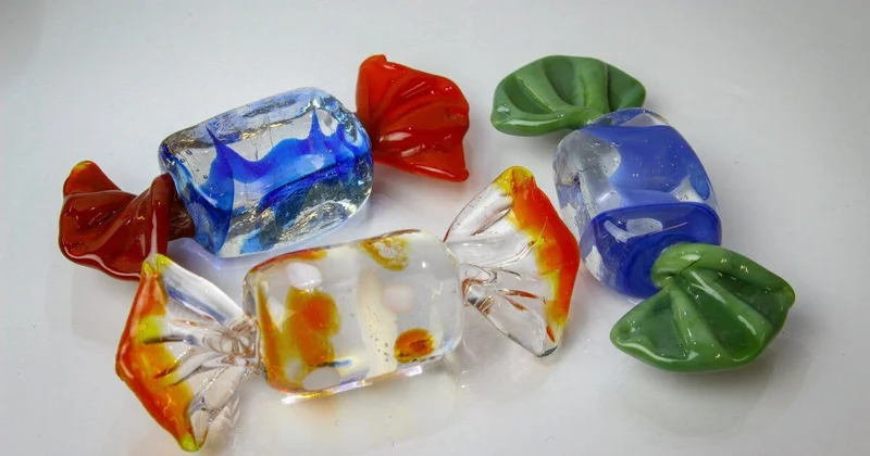 Мужчина раздавал детям конфеты с иглами в Кыргызстане