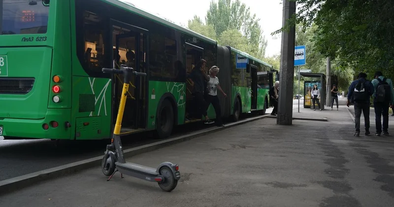 Что будет с оставленными где попало электросамокатами, ответили в полиции Алматы