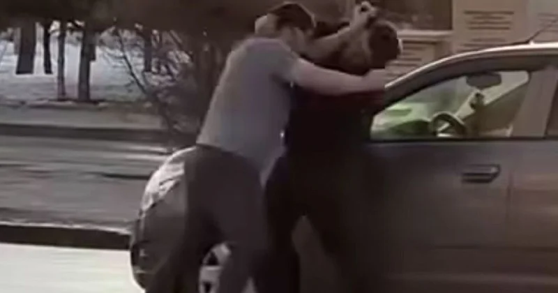 Два водителя Cobalt не поделили дорогу и устроили драку на проезжей части в Астане (видео)