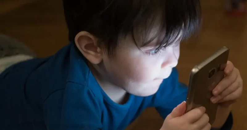70% детей остались в соцсетях после запрета: Австралия начала расследование против Meta, TikTok и Google