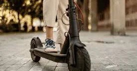 Енді Алматыда көшеде қараусыз қалған электросамокаттар тәркіленді