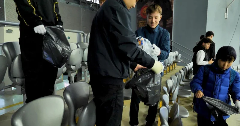 Астана Аренада ерекше көрініс: жанкүйер балалар матчтан кейін тазалыққа кірісті