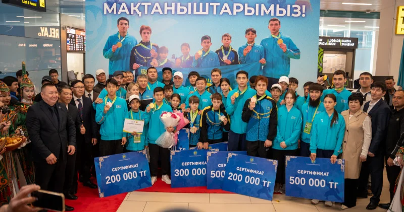 Ушудан әлем чемпионатында тарихи нәтиже көрсеткен спортшылар елге оралды