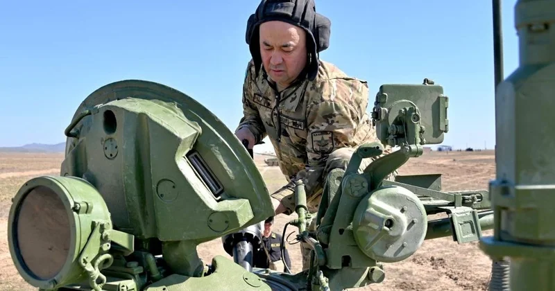 Құрлық әскерлерінің бас қолбасшысы танк қару жарағынан атуда шеберлік көрсетті