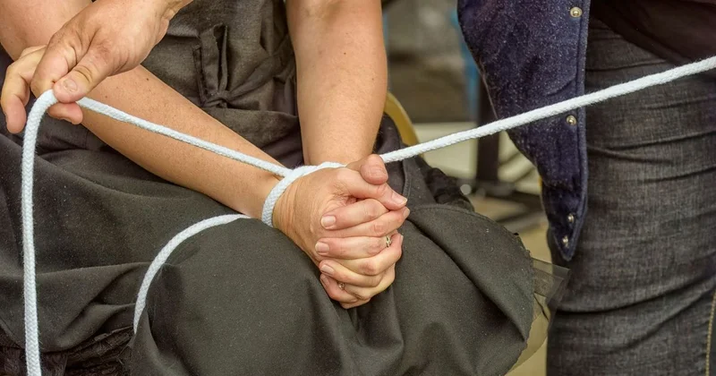 Получала от 100 до 400 тыс. тенге: награжденная подвеской Күміс алқа казахстанка продавала людей