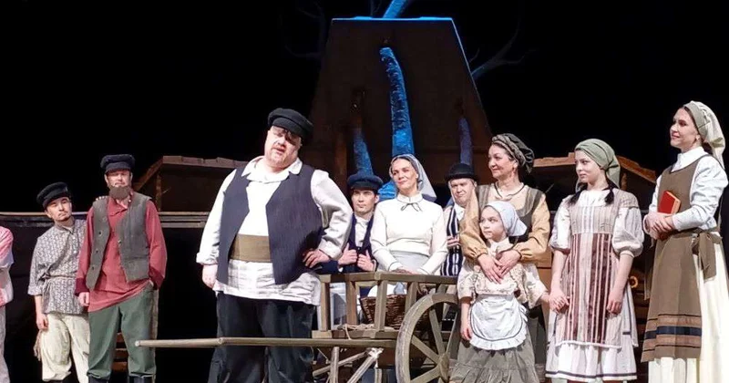 От дома к храму, от смеха к слезам