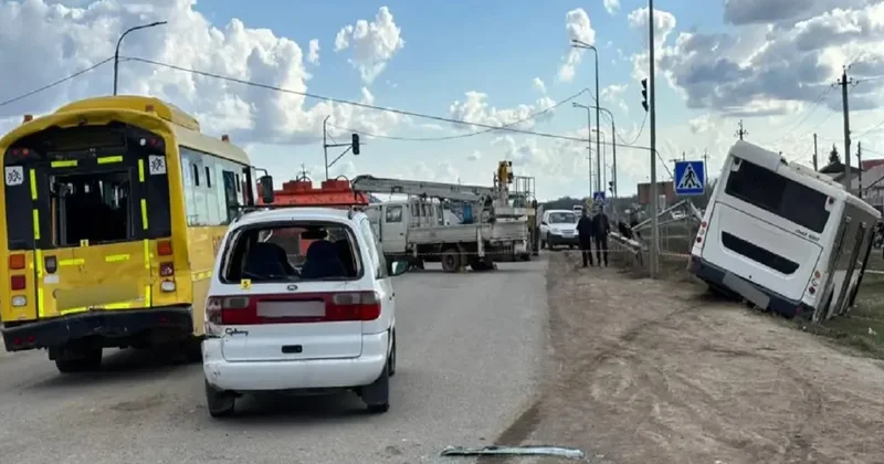 В ЗКО школьный автобус с детьми попал в ДТП