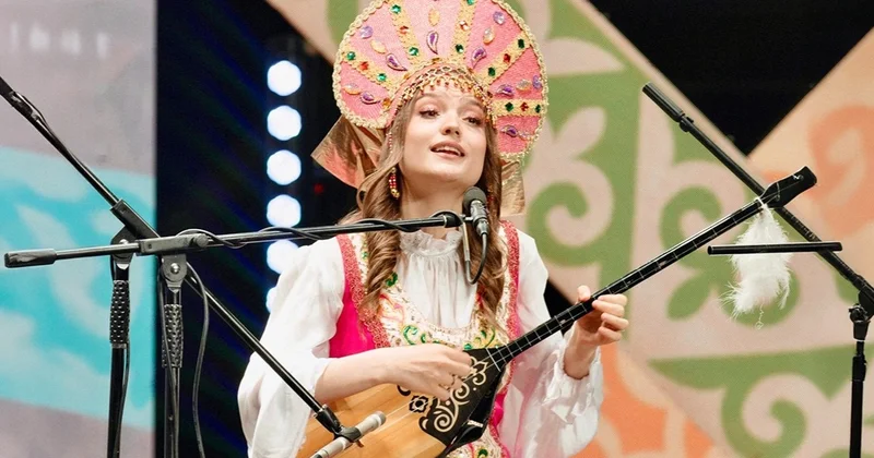 Орыс ұлттық бас киіміндегі айтыскер: Қостанайлық Ирина Новицкая