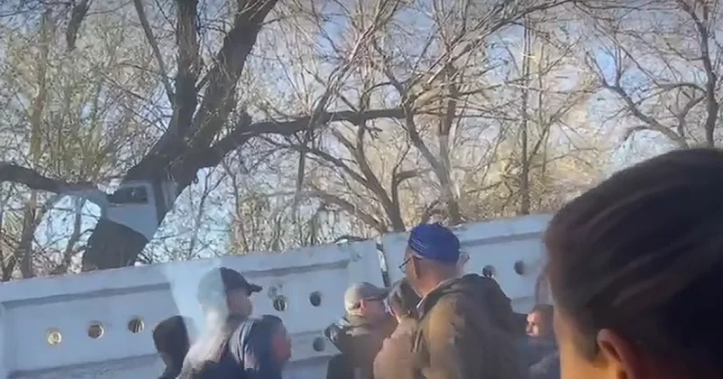 Водитель подрался с пассажиром на остановке в Караганде (ВИДЕО)