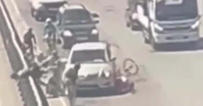 Өскеменде көлік велосипедшілер колоннасын қағып кетті видео