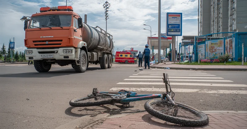 Уголовное дело завели после того, как грузовик сбил велосипедиста в Астане. Видео