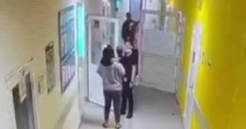 Алматыдағы ауруханада медицина қызметкері мен пациент арасындағы төбелес видеоға түсіп қалды