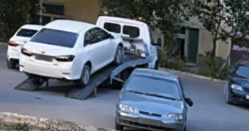 Оралдағы батыл көлік ұрлығы видеоға түсіп қалды