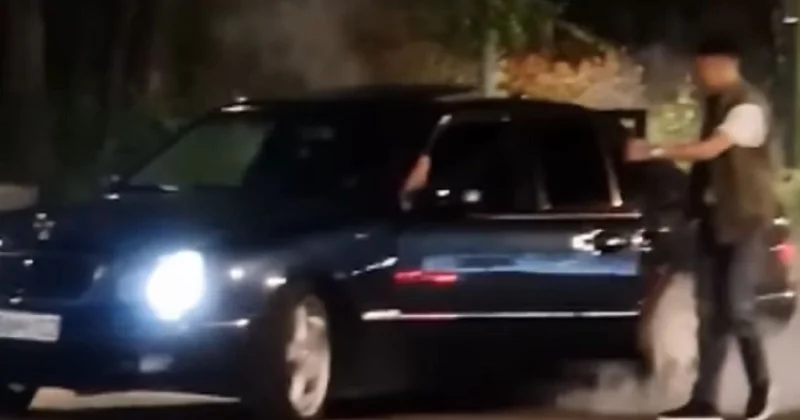 Водитель Mercedes устроил ночной дрифт в Алматы и остался без автомобиля (видео)