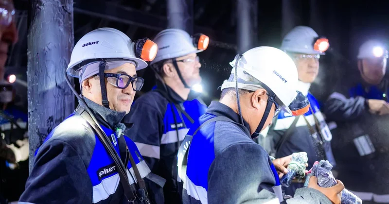 В шахте имени Костенко председатель партии Әділет Айбек Дадебай обсудил с горняками безопасность труда