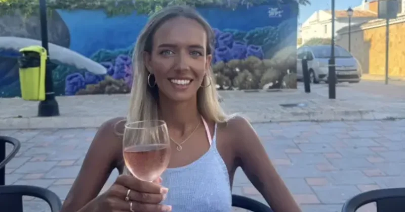 Кожа женщины почернела из за редкой болезни