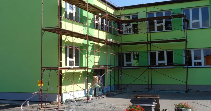 Две технички рухнули с высоты во время ремонта школы в Петропавловске